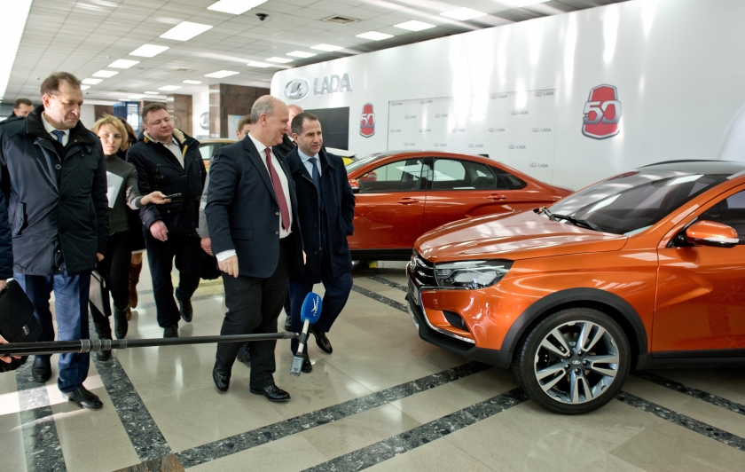 Концепты LADA представлены Полномочному представителю Президента РФ в ПФО Михаилу Бабичу